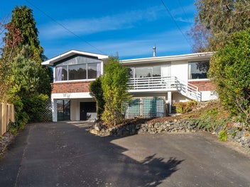 Versatile Family Living - Views, Space & Sunshine