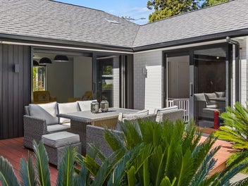 ENTERTAIN, RELAX & LIVE BEAUTIFULLY IN BROOKLANDS
