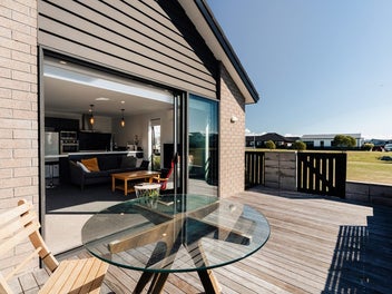 Modern Comfort Backing onto Peaceful Reserve