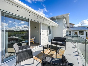 TEAM LEWIS - SPOIL YOURSELF WITH SPACE