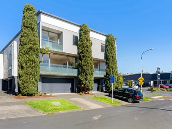 Grey Lynn vibe - double garage!