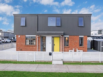 Stylish Brick & Weatherboard Home in Papakura