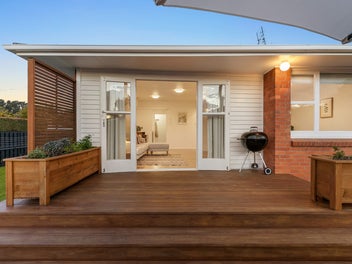 SINGLE-LEVEL RENOVATED & MODERN, BRICK & TILE