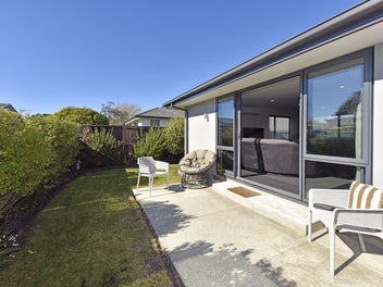 Immaculate Contemporary Townhouse
