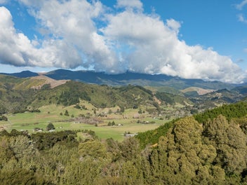 Private 3.73ha hideaway with natives