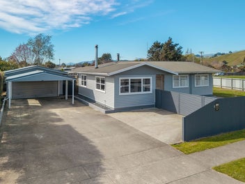 Perfect first home- full section, garage & parking