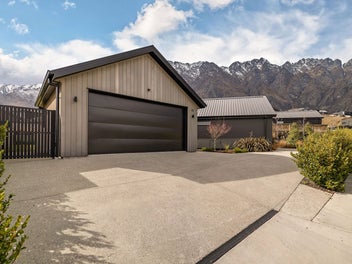 Stunning Family Home - Bordering Reserve