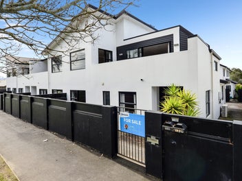 Townhouse Overlooking Steele Park