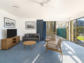 Sun Soaked Richmond Retreat - Walk to School & CBD