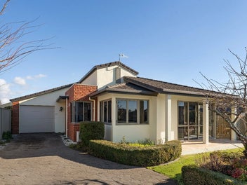 Sun Soaked Richmond Retreat - Walk to School & CBD