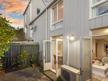 Long Cottage Mews
