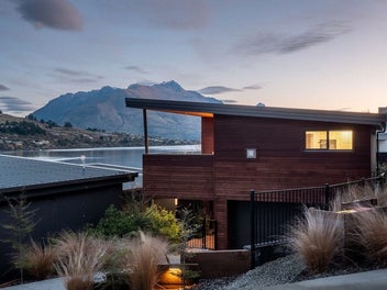 Lock-&-Leave Luxury Overlooking Lake Wakatipu