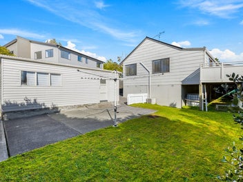 Sunlit Family Retreat - Heart of Convenience