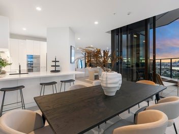 GRAND PENTHOUSE LIVING -ABOVE IT ALL