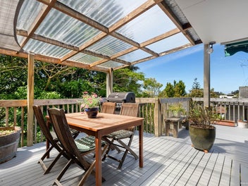 SPACIOUS FAMILY HOME - 4 Beds & 3 Bathrooms & DG