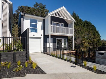 Spacious Standalone Sunny Stunner!