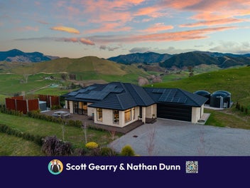 Stunning Lifestyle Property With Incredible Views!