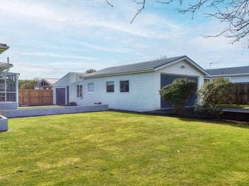 SUNNY STUCCO HOME WITH WORKSHOP SPACE TO SPARE