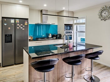 Modern Townhouse in Vibrant Kenepuru Awaits