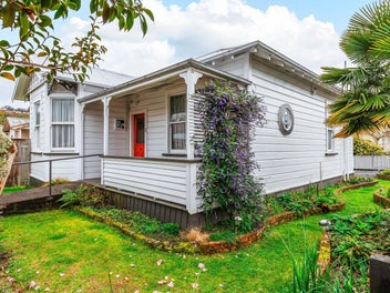 Charming modernised villa – walk to town!