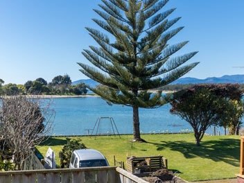 Three bedroom coastal living – walk to the...
