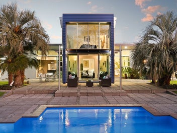 Commanding Contemporary