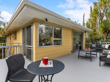 Sunny, Elevated Home in Glenfield's Prime Spot!