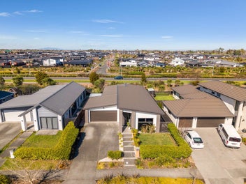 Contemporary 4-Bed Gem in Chartwell