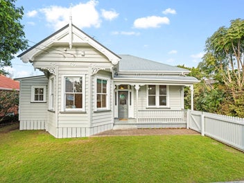 Elegant Renovated Villa, Central Sandringham