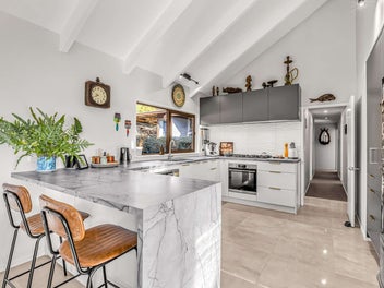 UNREAL Views, Privacy and Spacious Family Home!