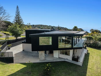 Ultimate Luxury Overlooking Ohope Beach