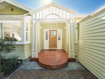 4/5 BEDROOM, SUNNY & STYLISH CHARACTER HOME