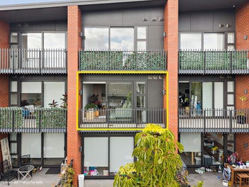 Easy Living, Sun-Filled Studio + Parking