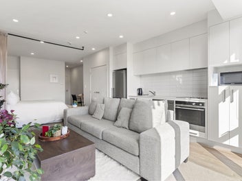 Easy Living, Sun-Filled Studio + Parking