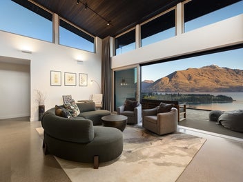 52 Suburb Street, Queenstown Hill