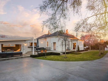 Character, and quarter acre 'Wow Factor'!