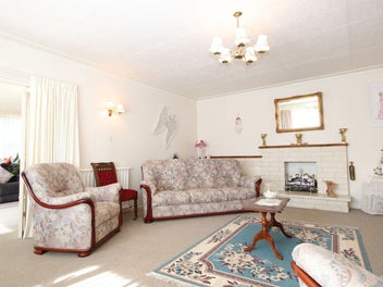 Gladstone gem – spacious and sunny living...