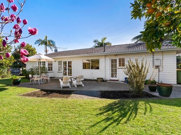 Hot Property. Adjacent HMB Marina. Macleans zone.