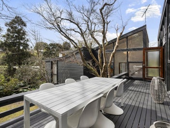 Architectural mid-century magic on 1,125sqm