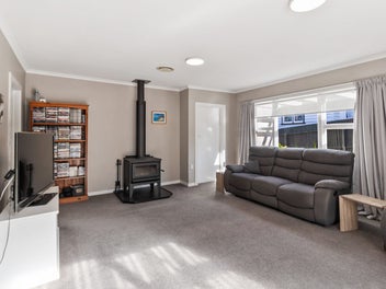 Maori Hill Villa - Sun, Privacy & Modern Comfort