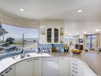 Nautical nuance, centre stage