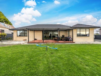 Four Bedrooms, 1,341m Land, Huge Potential!