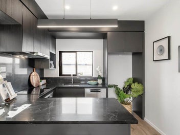 Easy Living - Walk to Takapuna Grammar!