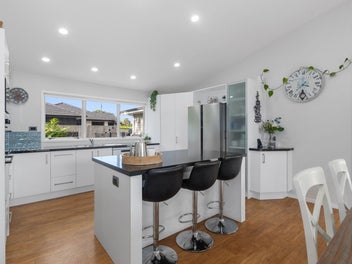 Elegant family living - Kamo West