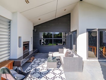 Room for everyone – 376sqm home + five-car