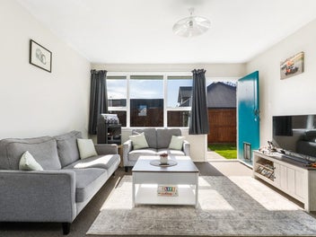 SUNNY DOUBLE GLAZED UNIT - FREEHOLD TITLE