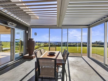 CITY FRINGE, EXPANSIVE WITH INCREDIBLE VIEWS!