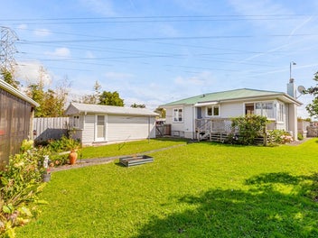 Double Potential! Home+Income & Commercial Zone
