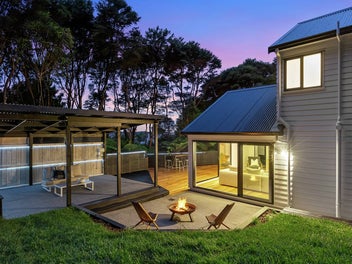 Family Living in Leafy Surrounds