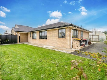 Four Bedrooms, 1,341m Land, Huge Potential!